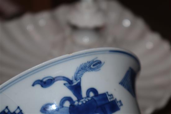 A pair of Chinese Kangxi blue and white hundred antique pattern bowls diameter 15cm